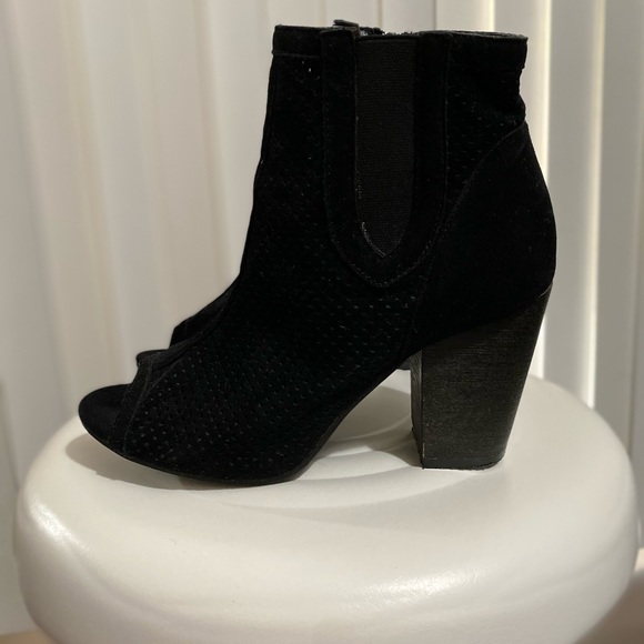 Black open toe booties 🥾 - Picture 5 of 6